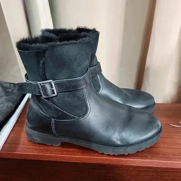Ugg Leather and Fur lined boots. Size 8 - Picture 10 of 13